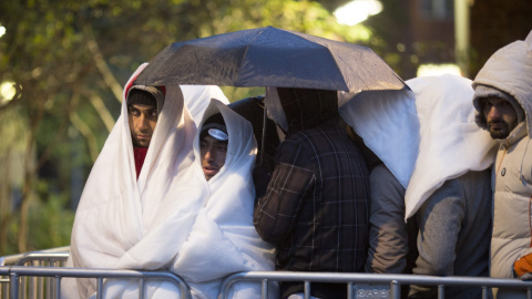 Cientos de refugiados esperan con frío para registrarse en  la Oficina de Sanidad y Asuntos Sociales, en Berlín. EFE/Kay Nietfeld