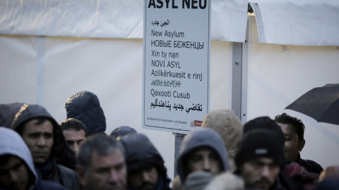 Refugiados esperan a las puertas de la Oficina de Sanidad y Asuntos Sociales bajo una carpa instalada para protegerles del frío en Berlín. EFE/Kay Nietfeld