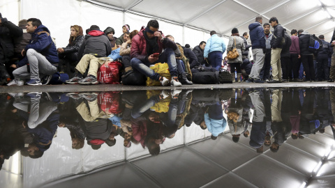 Refugiados esperan a las puertas de la Oficina de Sanidad y Asuntos Sociales bajo una carpa instalada para protegerles del frío en Berlín. EFE/Kay Nietfeld