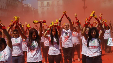 27/05/2018.- Más de 180 entidades se darán cita para pedir el fin de la tauromaquia "en todas sus formas" en un acto que arranca con medio millar de activistas rompiendo banderillas para crear una "nube roja" que simboliza la sangre de los 