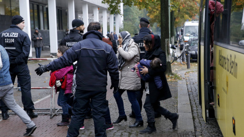 Refugiados llegan en un autobús a la Oficina de Sanidad y Asuntos Sociales, en Berlín, para iniciar su proceso de registro. REUTERS/Fabrizio Bensch