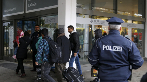 Los primeros refugiados que llegan  a la Oficina de Sanidad y Asuntos Sociales, en Berlín, para iniciar su proceso de registro. REUTERS/Fabrizio Bensch