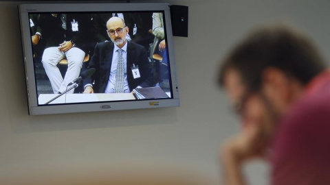 El director de Auditoría Interna de Bankia, Iñaki Azaola, autor del informe que destapó el escándalo de las polémicas tarjetas "black" de Caja Masdrid, en una imagen del monitor de la sala de prensa de la Audiencia Nacional en San Fernando 