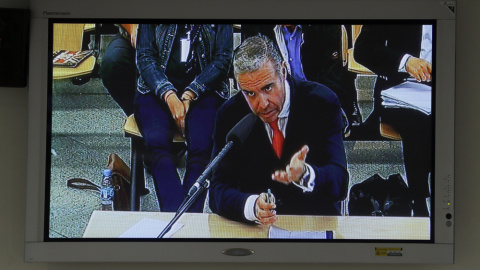 El exedil de Hacienda de Pozuelo de Alarcón (Madrid) Roberto Fernández, en una imagen del monitor de la sala de prensa de la Audiencia Nacional en San Fernando de Henares, durante su declaración en el macrojuicio de la trama Gürtel. EFE/Jua