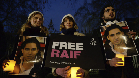 Acto de Amnistía Internacional para reclamar la puesta en libertad de Raif Badawi. EFE