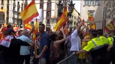 Manifestants d'ultradreta en el seu intent de trencar el cordó policial per entrar a l'Ajuntament de Barcelona / Barcelona Televisió