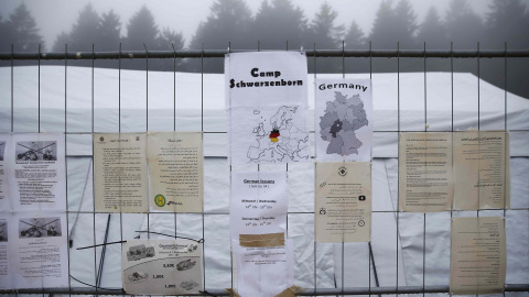 Notas de aviso colgadas en una valla del campamento temporal para refugiados de Schwarzenborn (Alemania). REUTERS/Kai Pfaffenbach