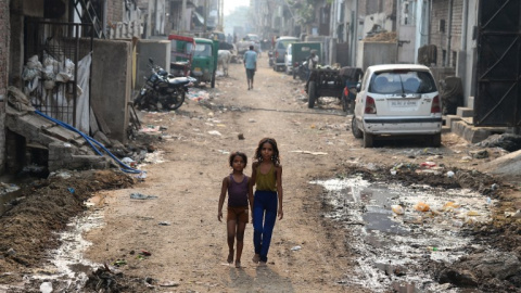 Dos niños pasean por una calle de Nueva Delhi. - AFP