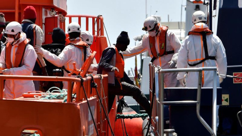 26/05/2018.- Salvamento Marítimo ha rescatado a 72 varones y a cuatro mujeres de dos pateras que han sido localizadas esta mañana en el mar de Alborán y han sido trasladados al puerto de Almería. EFE/Carlos Barba