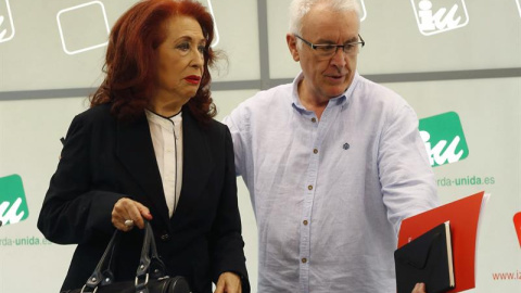 El coordinador federal de IU, Cayo Lara, junto a Lidia Falcón, presidenta del Partido Feminista, antes de anunciar al incorporación en IU.- EFE/Paco Campos