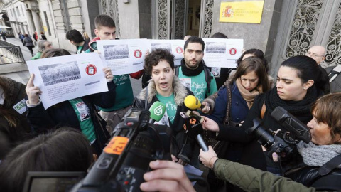 La secretaria general del Sindicato de Estudiantes, Ana García, en las puertas del Ministerio de Educación, Cultura y Deporte este viernes / EFE