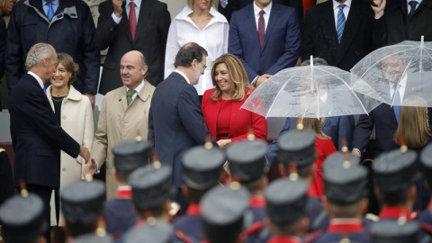 El presidente del Gobierno en funciones, Mariano Rajoy, saluda a la presidenta de Andalucía, Susana Díaz, a su llegada al acto central del Día de la Fiesta Nacional, en el que se rinde homenaje a la Bandera y a los que dieron su vida por Es