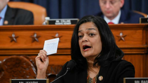 La Demócrata Pramila Jayapal muestra un ejemplar de la Constitución estadounidense durante la votación del Comité Judicial de la Cámara de Representantes. (ERIN SCOTT | REUTERS)