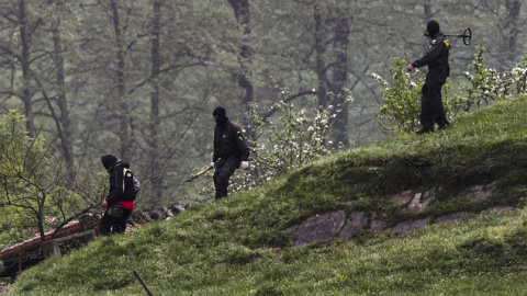 Supuestos miembros De ETA Inspeccionan la zona del Caser de Legorreta. REUTERS