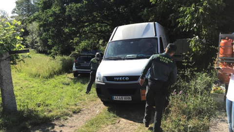 27/05/2018.- Miembros de la guardia civil inspeccionan la zona en la localidad pontevedresa de Tui donde han hallado otro almacén clandestino con material explosivo. EFE / Sxenick.