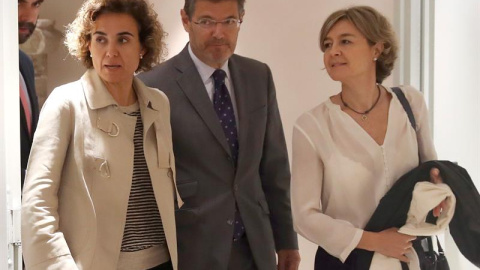 Dolors Montserrat, Rafael Catalá e Isabel García Tejerina, a su llegada al Foro Cinco Días en el que Catalá ha participado este lunes. EFE/ Ballesteros