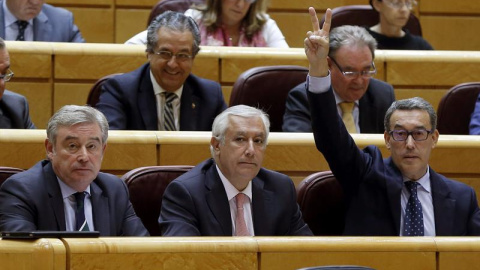 El portavoz del PP en el Senado, José Manuel Barreiro, junto a Javier Arenas y Antolín Sanz. / EFE