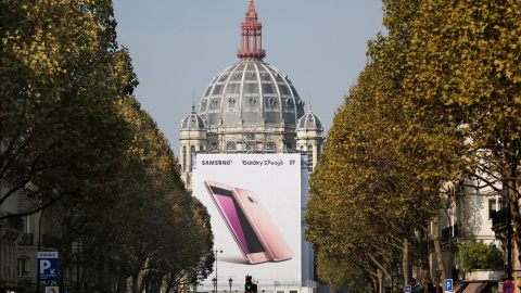 Un gran anuncio del Samsung Galaxy S 7 edge sobre la fachada de la Iglesia de San Agustín, en París. REUTERS/Charles Platiau