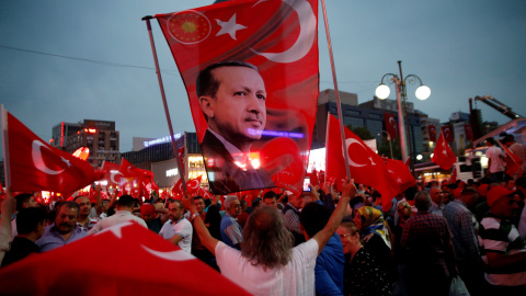 Un seguidor de Erdogan sujeta una bandera del mandatario turco durante una manifestación en Ankara. - REUTERS