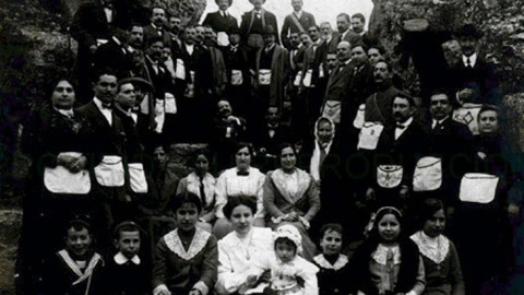 También hubo mujeres masonas en Andalucía como este grupo de la logia 'Isis' durante una visita a las ruinas de Itálica en 1912.