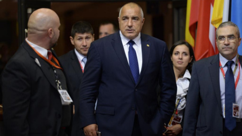 El primer ministro de Bulgaria, Boyko Borissov, abandonando la cumbre de la UE por el suceso.- AFP