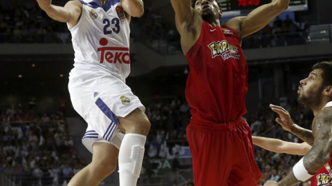 El base del Real Madrid, Sergio Llull (i), entra a canasta ante la defensa del ala-pivot canadiense de Olympiacos, Khem Birch. /EFE