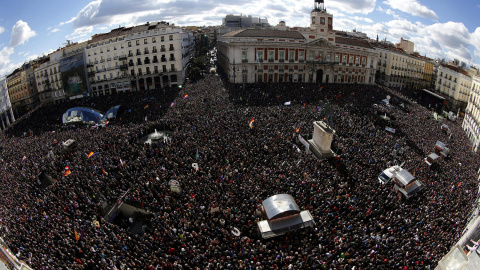 Vista de la Puerta del Sol de Madrid. La manifestación convocada por Podemos para advertir al Gobierno de que "empieza su cuenta atrás", ha comenzado este mediodía desde la madrileña Plaza de Cibeles, bajo el lema "Es ahora", con una multit