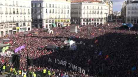 Miles de personas abarrotan la Puerta del Sol. /PÚBLICO