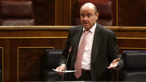 El ministro de Economía, Luis de Guindos, durante una intervención en el pleno del Congreso de los Diputados. EFE/Javier Lizón