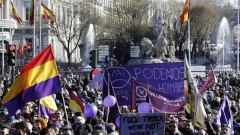 Numerosas personas aguardan junto a la fuente de La Cibeles para participar en la manifestación que Podemos ha convocado hoy bajo el lema "Marcha por el cambio", una "movilización histórica" para abrir "un cambio de ciclo político en España