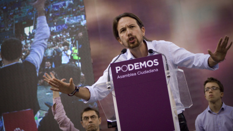 El líder de Podemos, Pablo Iglesias, durante su intervención en la asamblea fundacional del partido, junto a Juan Carlos Monedero, Tania González e Iñigo Errejón. -JAIRO VARGAS