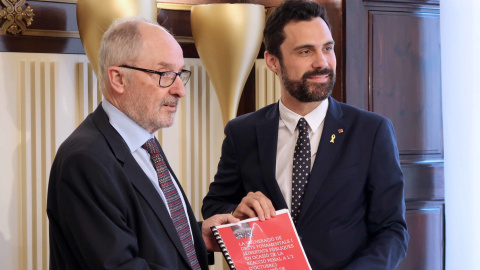 El Síndic de Greuges de Catalunya, Joan Ribó, entregant al President del Parlament, Roger Torrent, l'informe sobre l'aplicació del 155 i la resposta penal després de l'1 d'octubre.