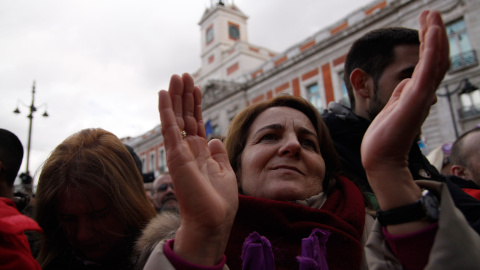 Una mujer aplauda a los líderes de Podemos en la Puerta del Sol de Madrid. -JAIRO VARGAS