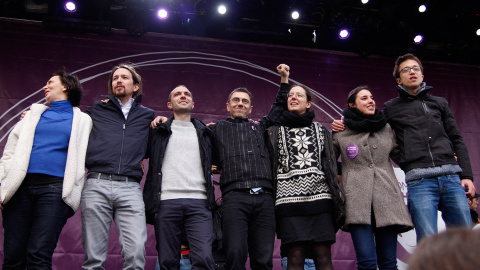 Los líderes de Podemos saludan a los asistentes a la manifestación convocada por el partido en Madrid. _JAIRO VARGAS