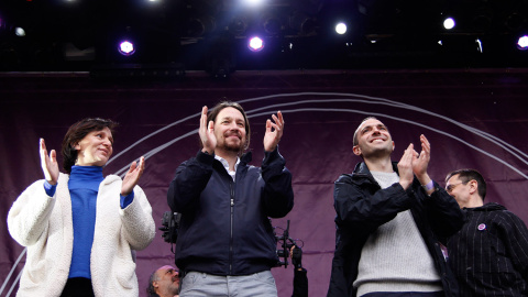 Los líderes de Podemos saludan a los asistentes a la manifestación convocada por el partido en Madrid. _JAIRO VARGAS