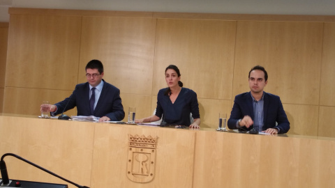 El delegado de Economía y Hacienda del Ayuntamiento de Madrid junto a la portavoz del Gobierno munucial, Rita Maestre.- AHORA MADRID