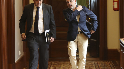 Los diputados de PNV Aitor Esteban y de PdeCAT Carles Campuzano a su salida de la reunión de la Junta de Portavoces en el Congreso de los Diputados. EFE/Ballesteros