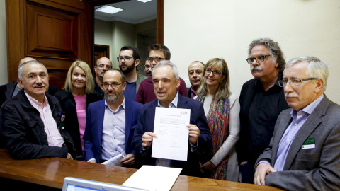 El diputado del PSOE Rafael Simancas (c), acompañado por el secretario general de UGT, José Álvarez (i); el diputado de Podemos, Íñigo Errejón (c, detrás); el diputado de ERC Joán Tardá; y el secretario general de CCOO, Ignacio Ferández Tox