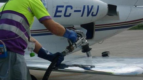 Un trabajadores de SLCA realiza la puesta a bordo de combustible en un avión.- SLCA