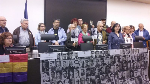 Representantes de las diferentes asociaciones de víctimas del franquismo en la foto de familia del acto celebrado hoy. EUROPA PRESS