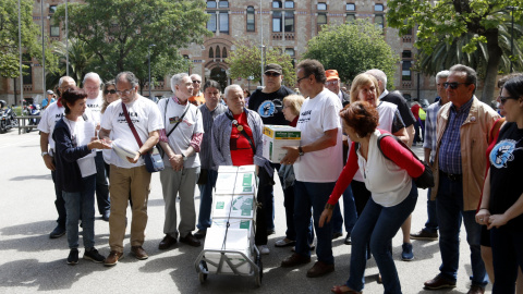 Protesta de la Marea Blanca, que va entregar signatures en defensa de la sanitat pública al Departament de Salut. LAURA FÍGULS.