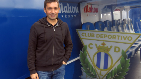 Asier Garitano junto al escudo del Leganés en el banquillo local en Butarque. /JORGE YUSTA