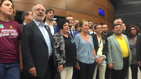 Foto de familia de los participantes este martes en el Parlamento Europeo en el acto 'Defender los derechos fundamentales en la UE: el caso español". / CB