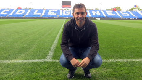 Asier Garitano posa en el césped del estadio municipal de Butarque. /JORGE YUSTA