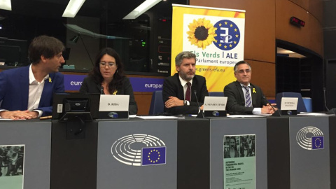 El eurodiputado Jordi Soler (ERC), Diana Riba, Andreu Van den Eynde y el eurodiputado Ramon Tremosa, este martes en el Parlamento Europeo. CB