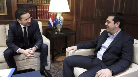 El primer ministro griego, Alexis Tsipras (dcha), mantiene una reunión con el presidente del Eurogrupo, Jeroen Dijsselbloem (izq), en Atenas (Grecia). EFE