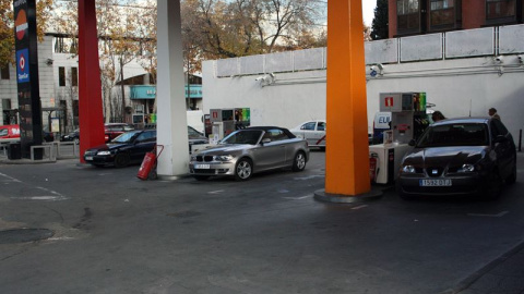 Varios vehículos repostan en una gasolinera. EUROPA PRESS