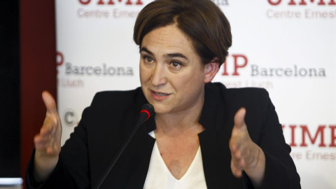 La alcaldesa de Barcelona, Ada Colau, durante una mesa redonda en el CCCB. / QUIQUE GARCÍA (EFE)