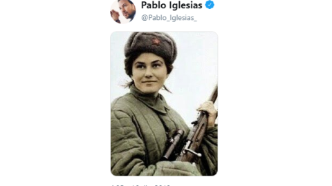 Tuit del secretario general de Podemos, Pablo Iglesias, donde publica una fotografía de la francotiradora antifascista Liudmila Pavlichenko. / TWITTER