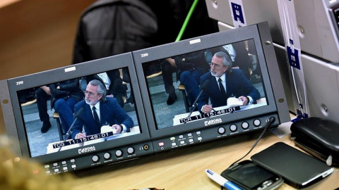 Los periodistas siguen desde la sala de prensa de la Audiencia Nacional de San Fernando de Henares la declaración del presunto cabecilla de Gürtel, Francisco Correa. EFE/Fernando Villar